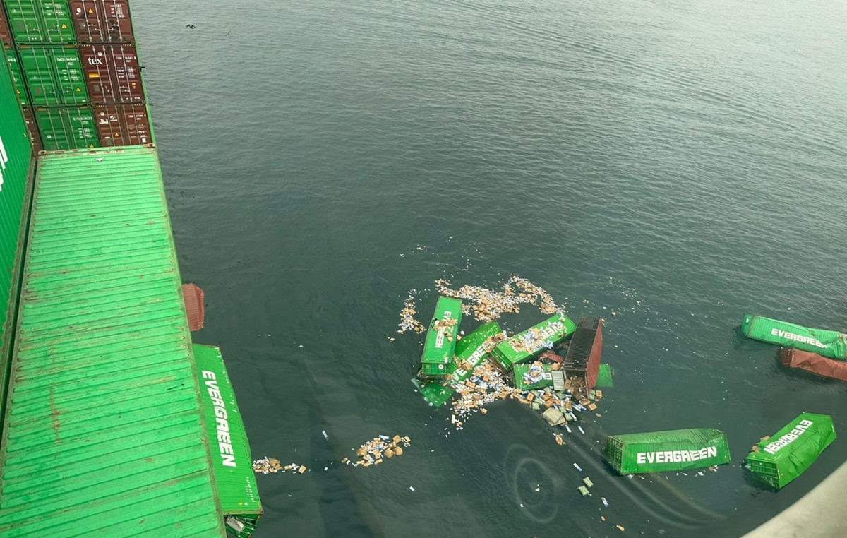 Dozens of containers fell into the sea in a port of Peru – stayed six hours off