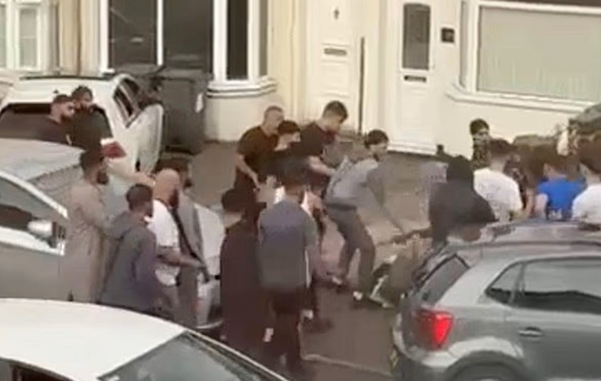 Terrifying moment: man pulled a machete during a clash of 20 people in a residential area in Birmingham