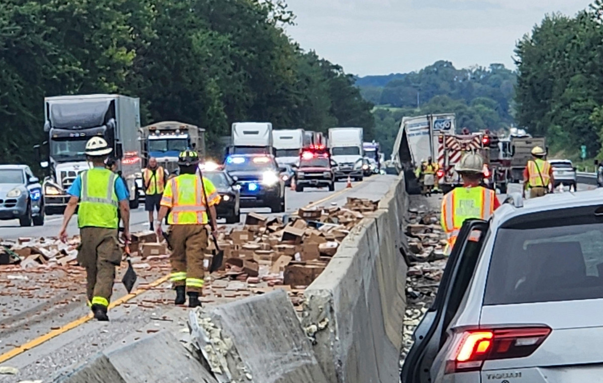Thousands hot dog scattered on a Pennsylvania highway