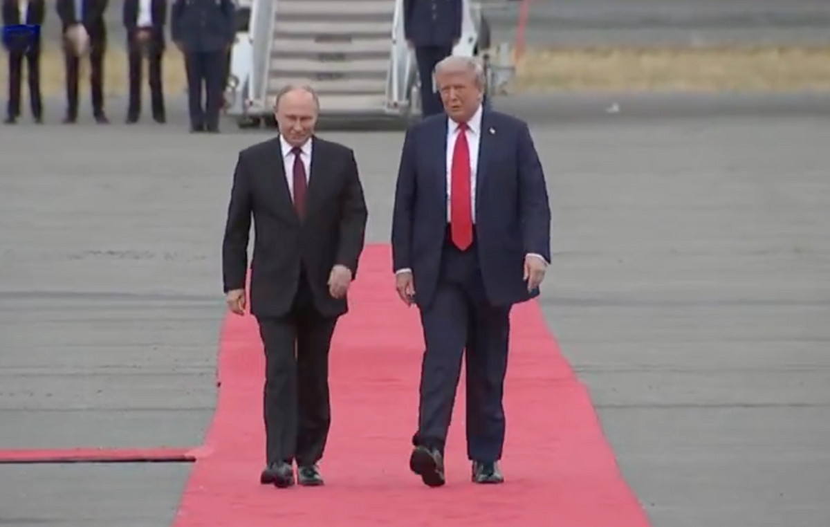 Because Putin doesn’t shake his one hand when he walks – what is the “walk of the gun”