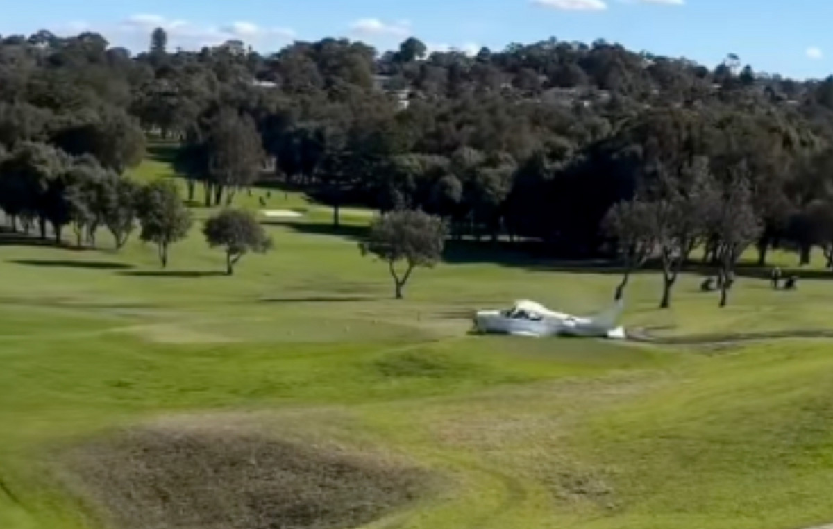 Dramatic Landing of a Small Aircraft on a Golf Stadium in Sydney – Watch Video