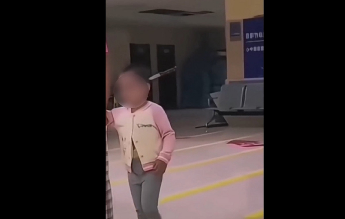 Video from China shows mother going cool her daughter to the hospital with knife nailed to head