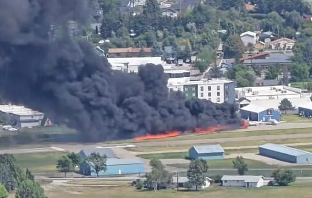 Airplane collided with parked aircraft during landing in Montana – a fire caused