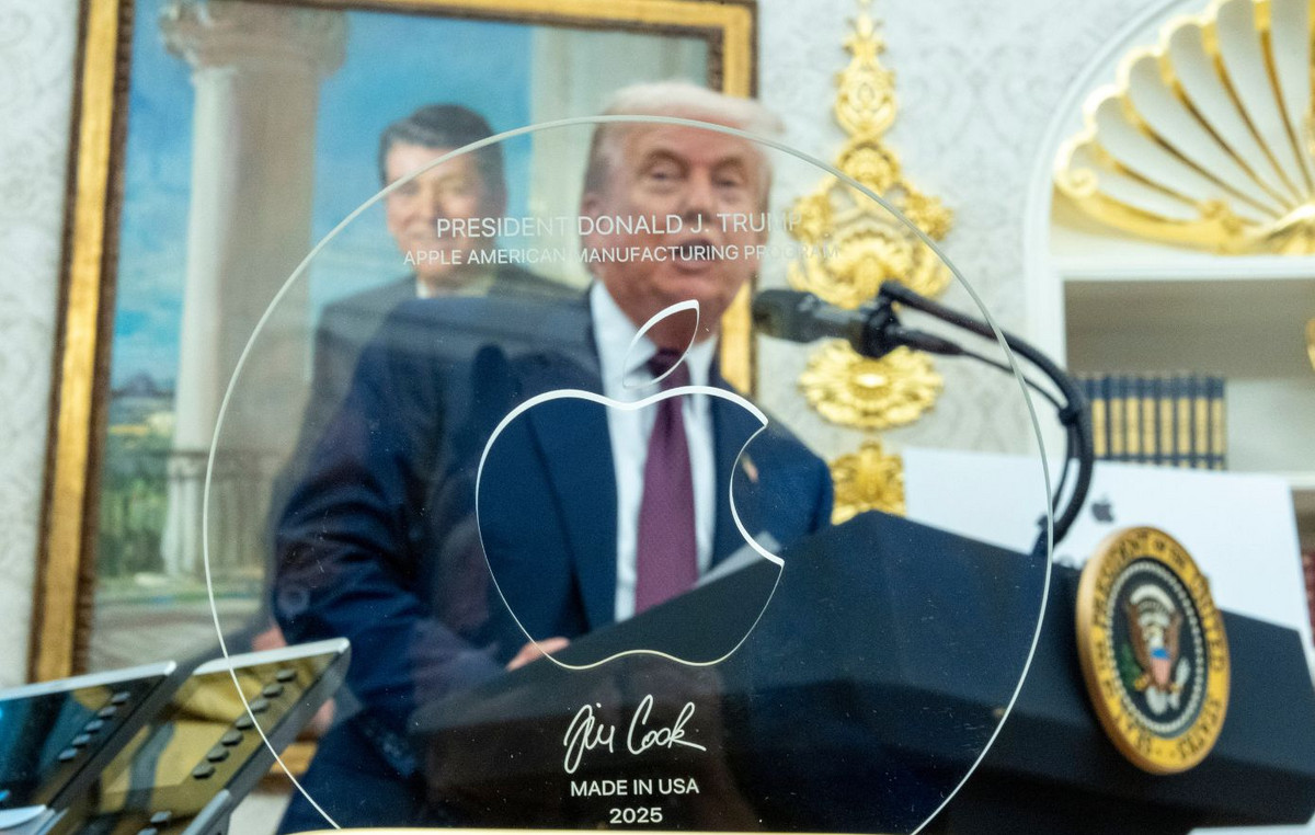 Apple’s CEO gave Trump 24ct glass and gold plaque – video with impressive gift