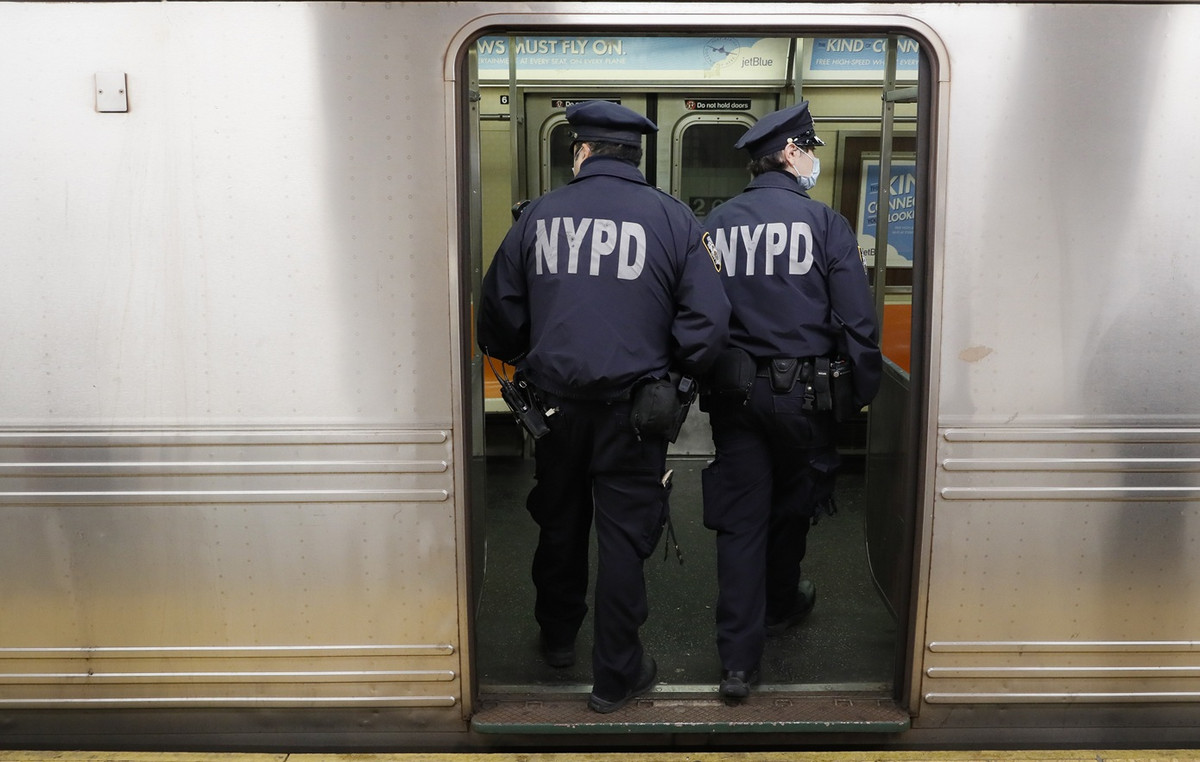 Terror in New York Metro: Maniac stabbed passing and disappearing