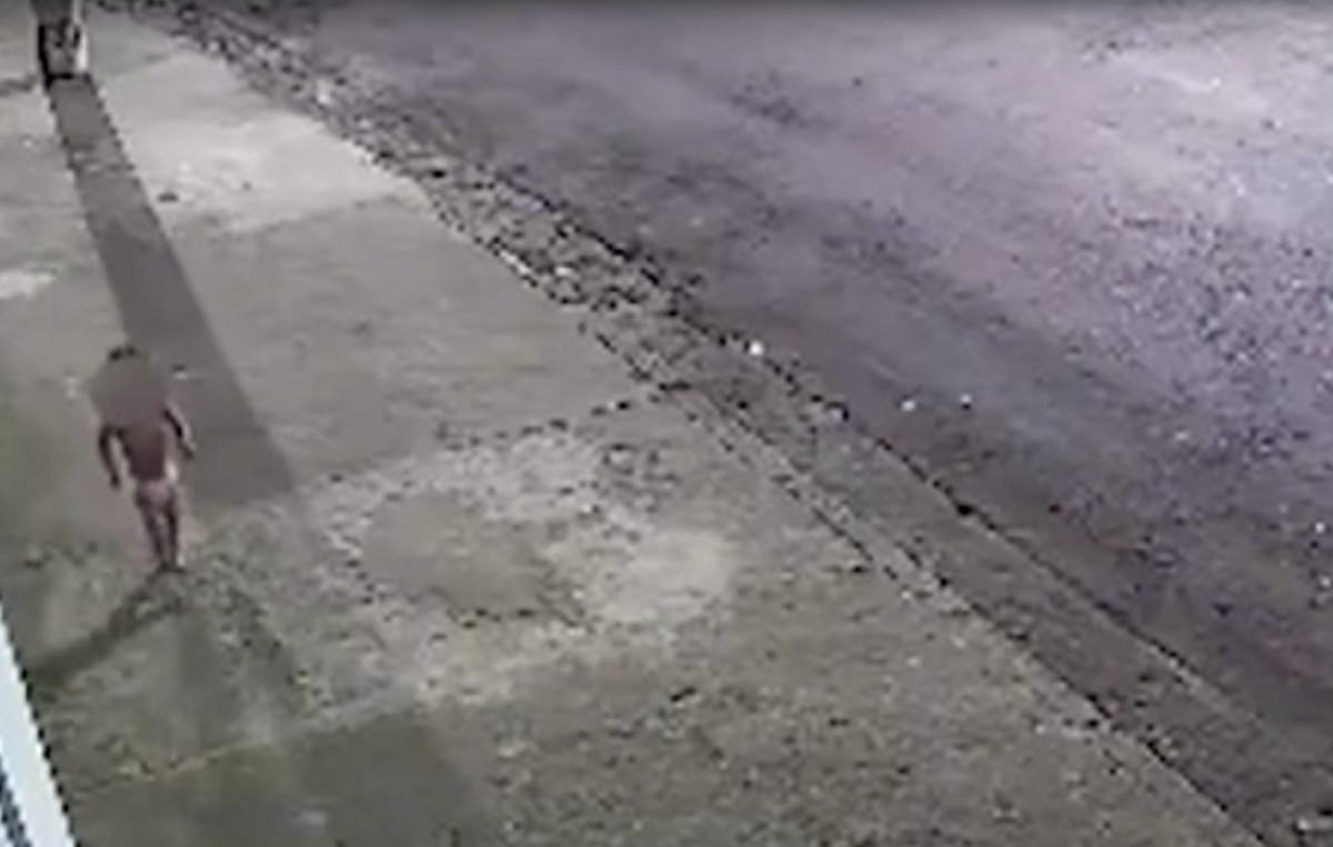 3 -year -old baby girl runs on the streets crying and wearing only his diaper – his mother abandoned him to go to a party