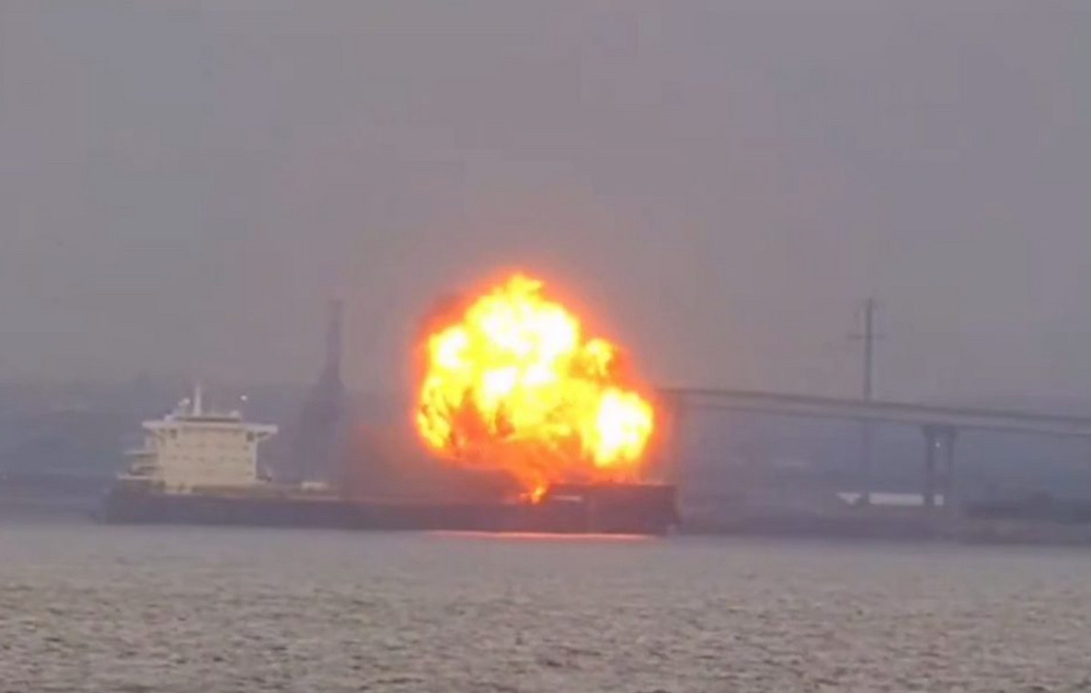 Explosion on a cargo ship of Greek interests in the port of Baltimore ...