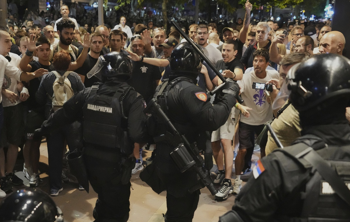 New wave of demonstrations in Serbia with episodes and conflicts – Thousands of people on the streets