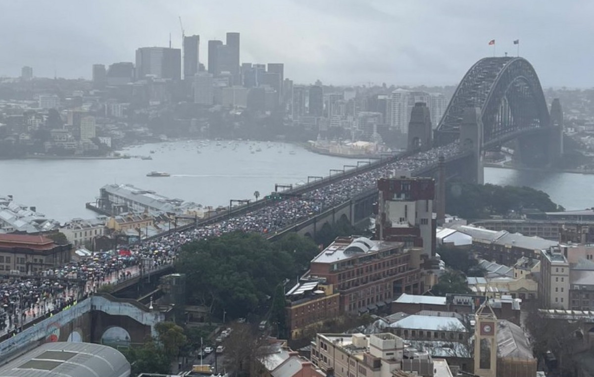 Thousands demonstrated in the rain in Sydney for peace and humanitarian aid distribution in the Gaza Strip