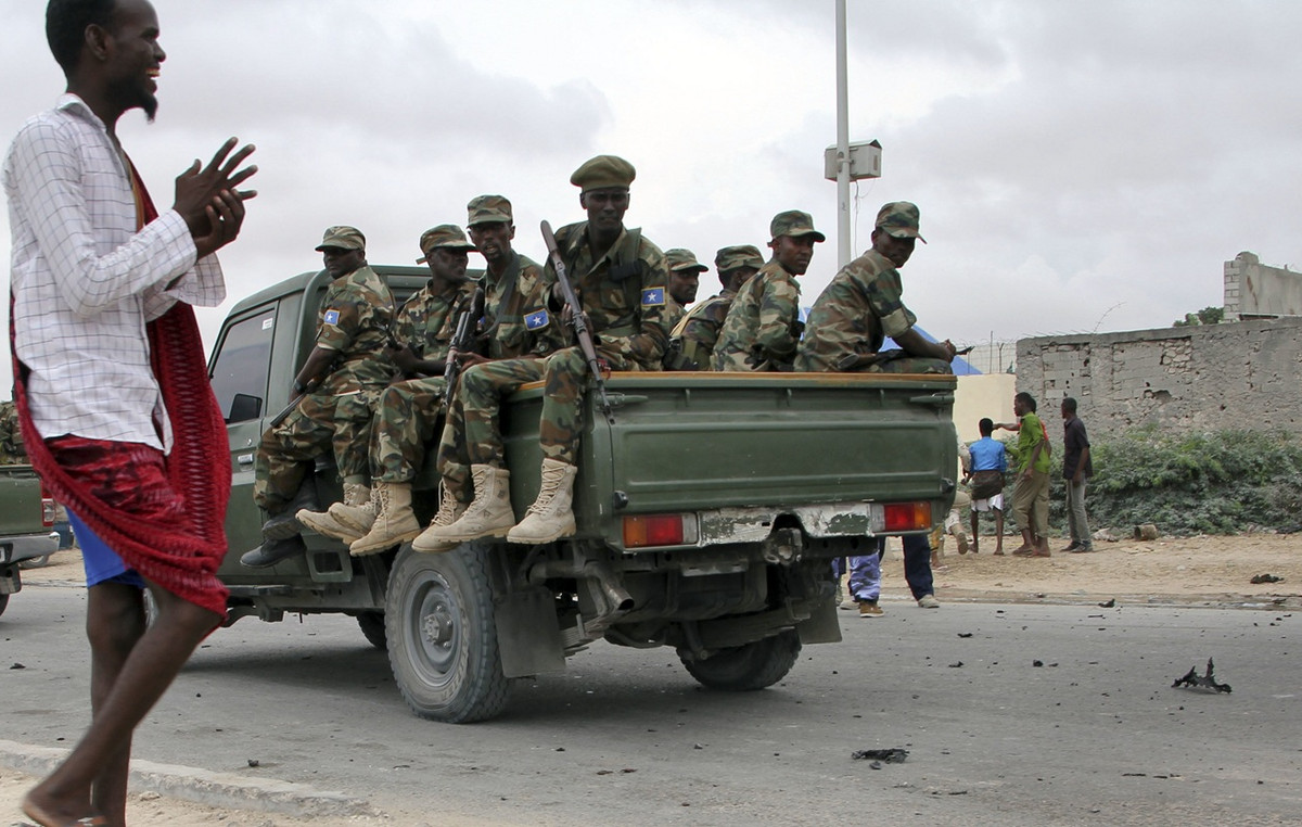 Two Somali soldiers were executed for participation in the murder of commander by Sebab