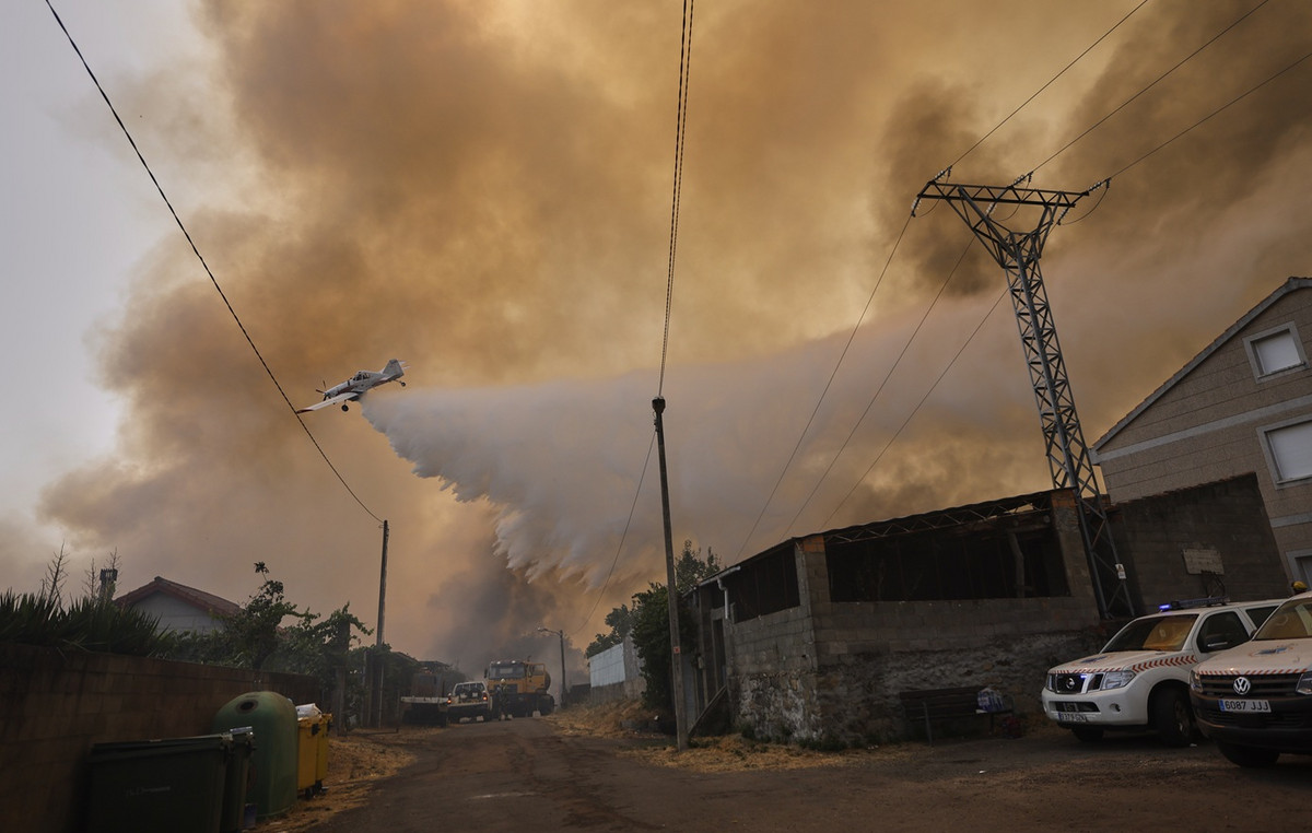 Firefighter lost his life in Spain while the forest fires continue to rage in the country Firefighter lost his life in Spain while the forest fires continue to rage in the country