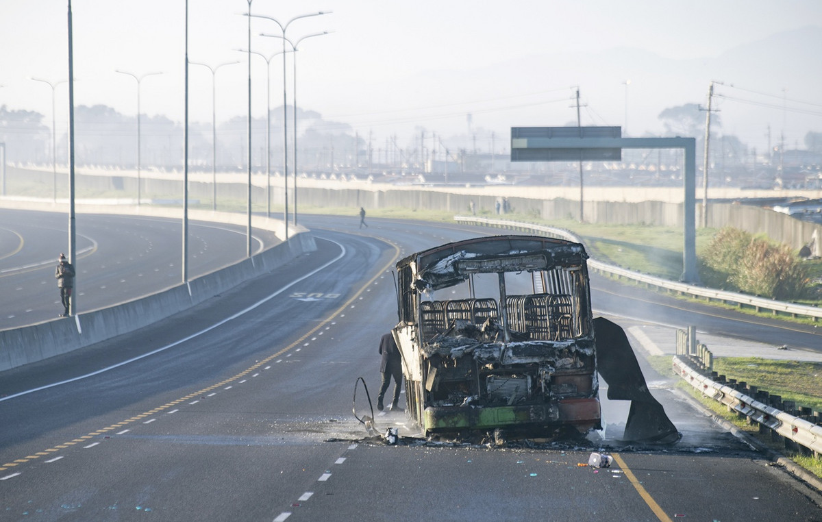 Taxi war in South Africa with a dead