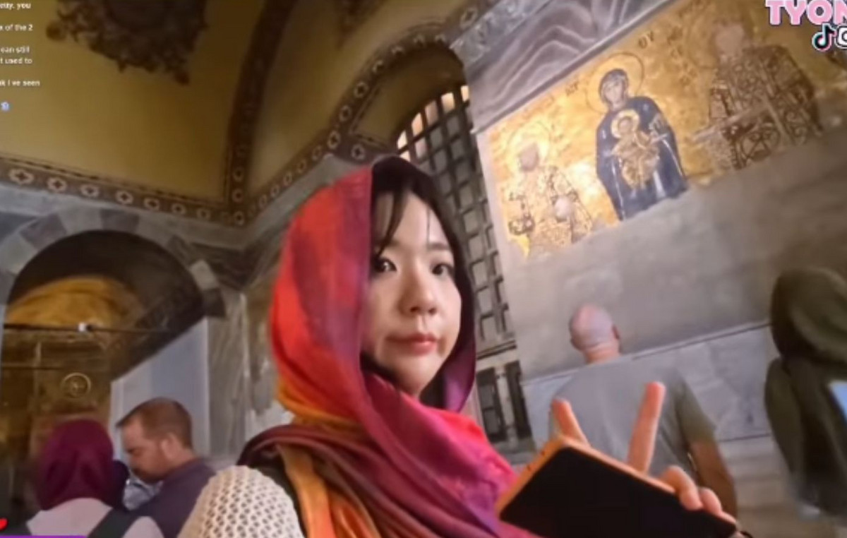 They banned a South Korean Vlogger to make the “Peace Sign” within Hagia Sophia