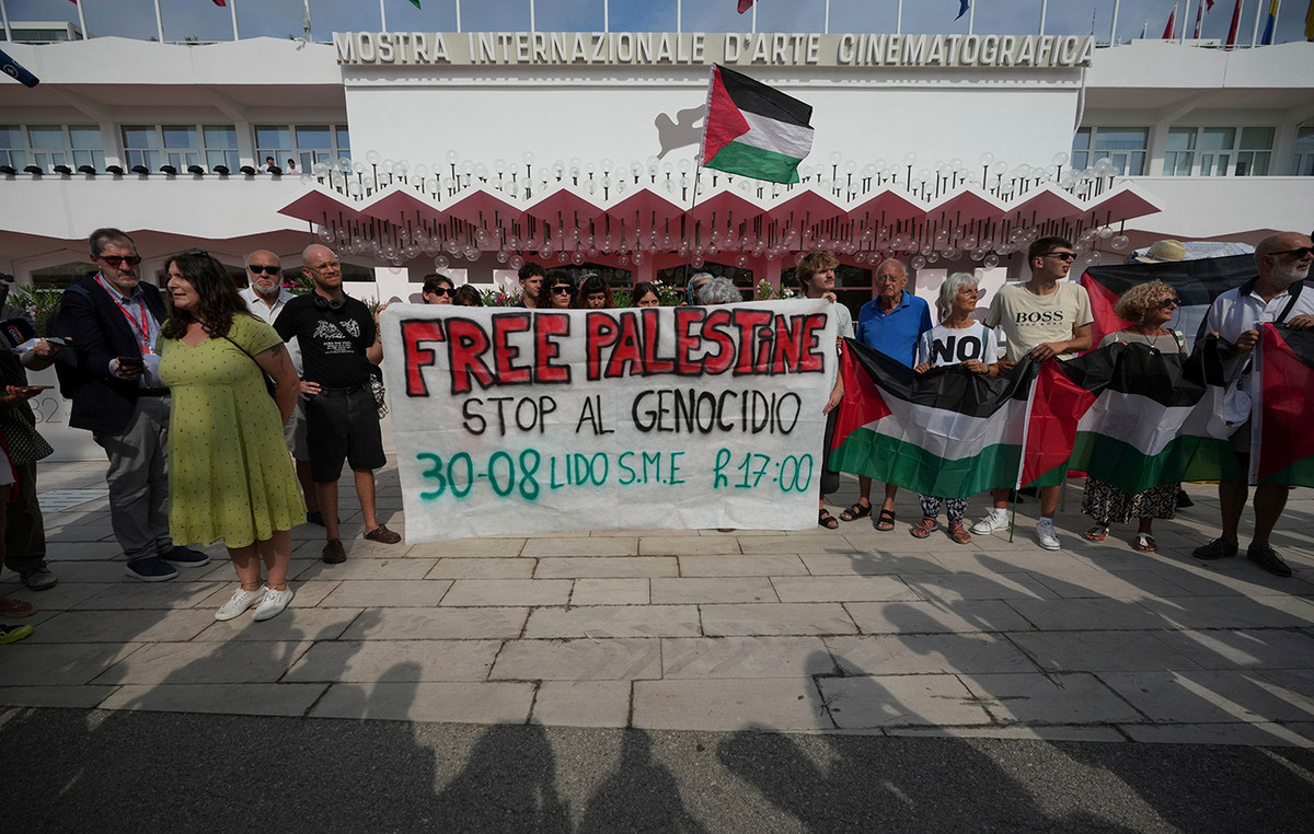 “Free Palestine”: Protesters opened banners before the start of the Film Festival in Venice