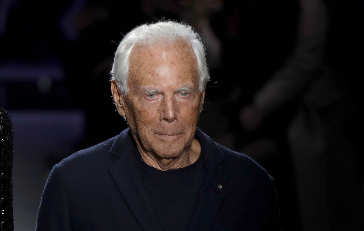In popular pilgrimage the body of George Armani – in a narrow circle his funeral