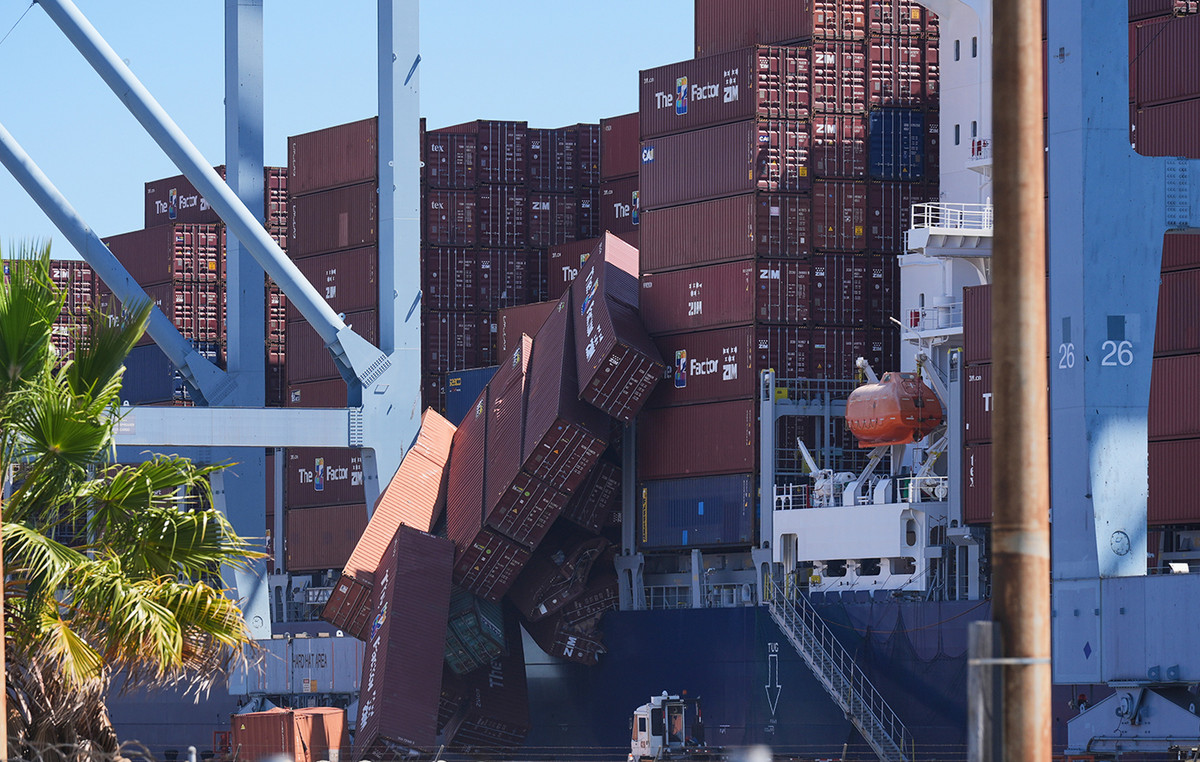 Chaos in busy US port: dozens of ship containers fell Chaos in busy US port: dozens of ship containers fell