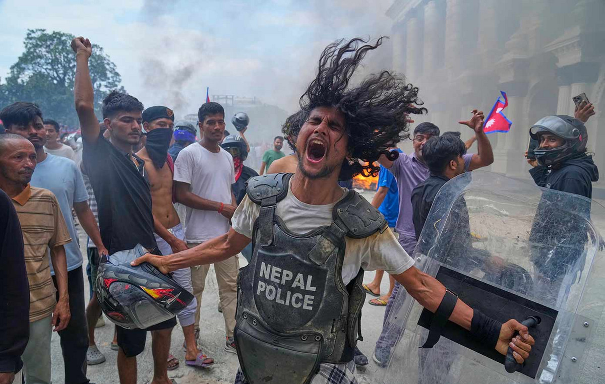 Gen Z revolts in Nepal: House and ministers’ houses burned – the Prime Minister left the country by helicopter