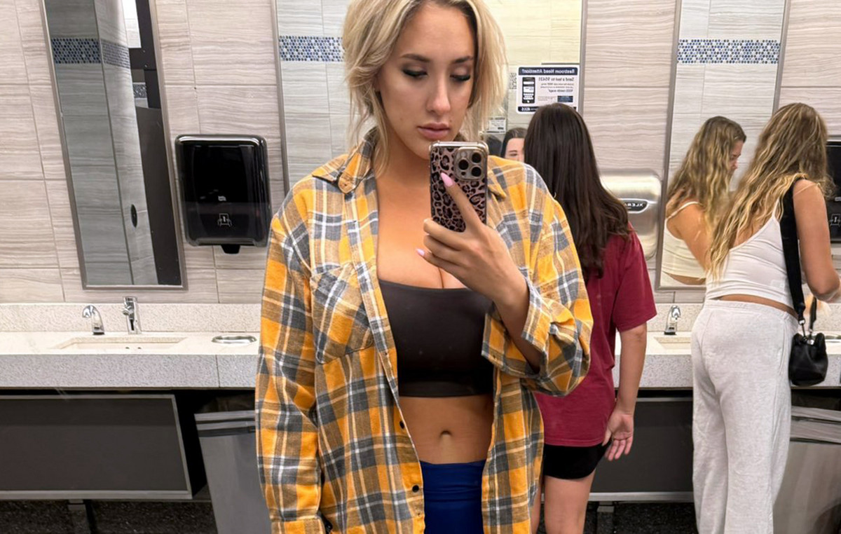 Furious former Playboy model with a stewardess that forced her to “click” before boarding the flight