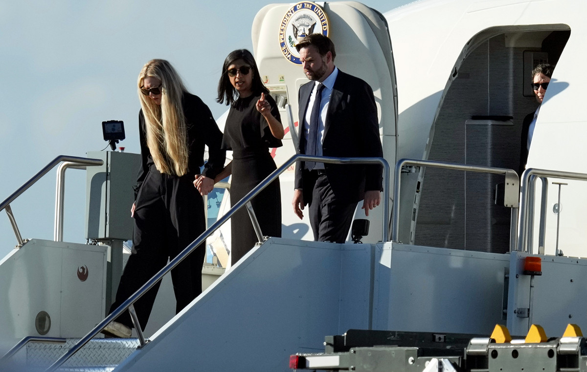 The shocking moment when Charlie Kerk’s widow gets off from Air Force 2 – Huses Vance was held by the hand