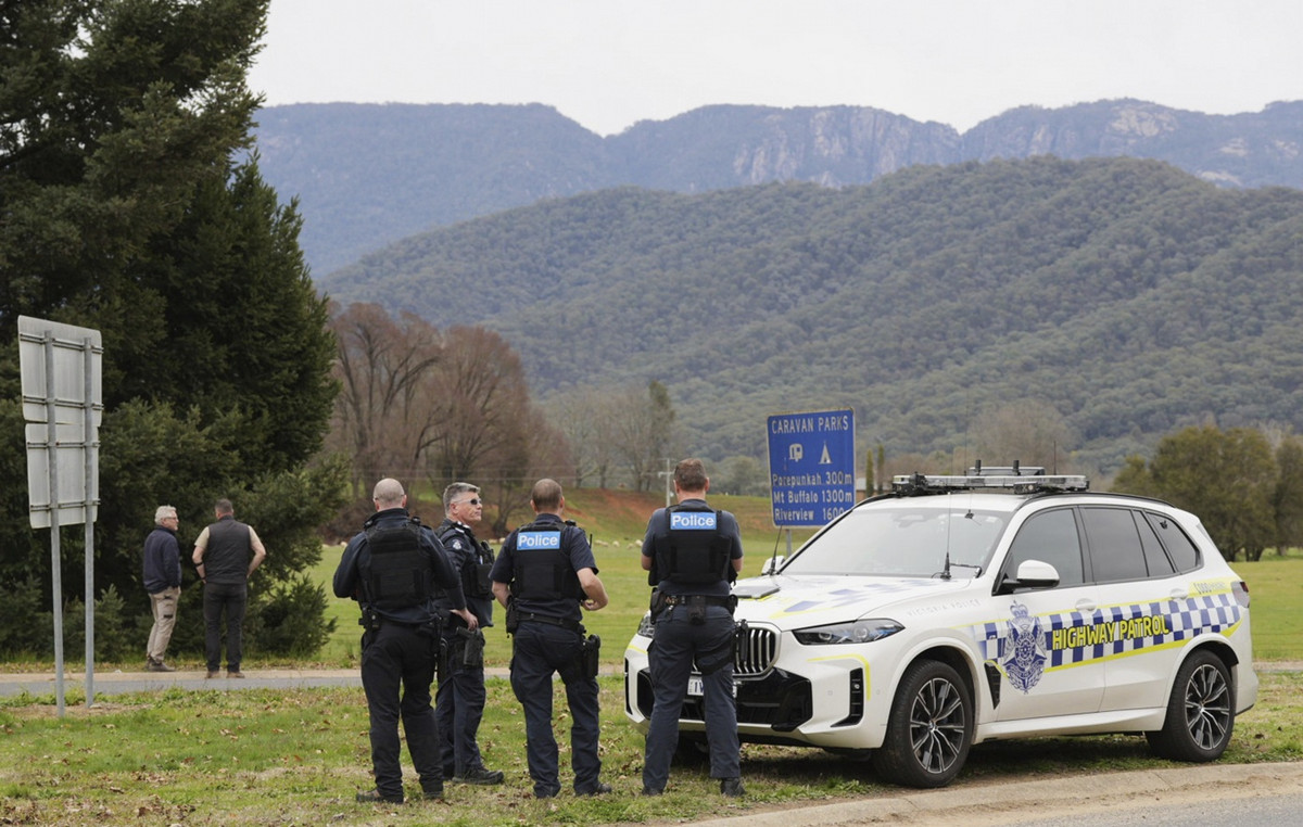 Huge remuneration is offered to Australia to identify the suspect for the murder of two police officers
