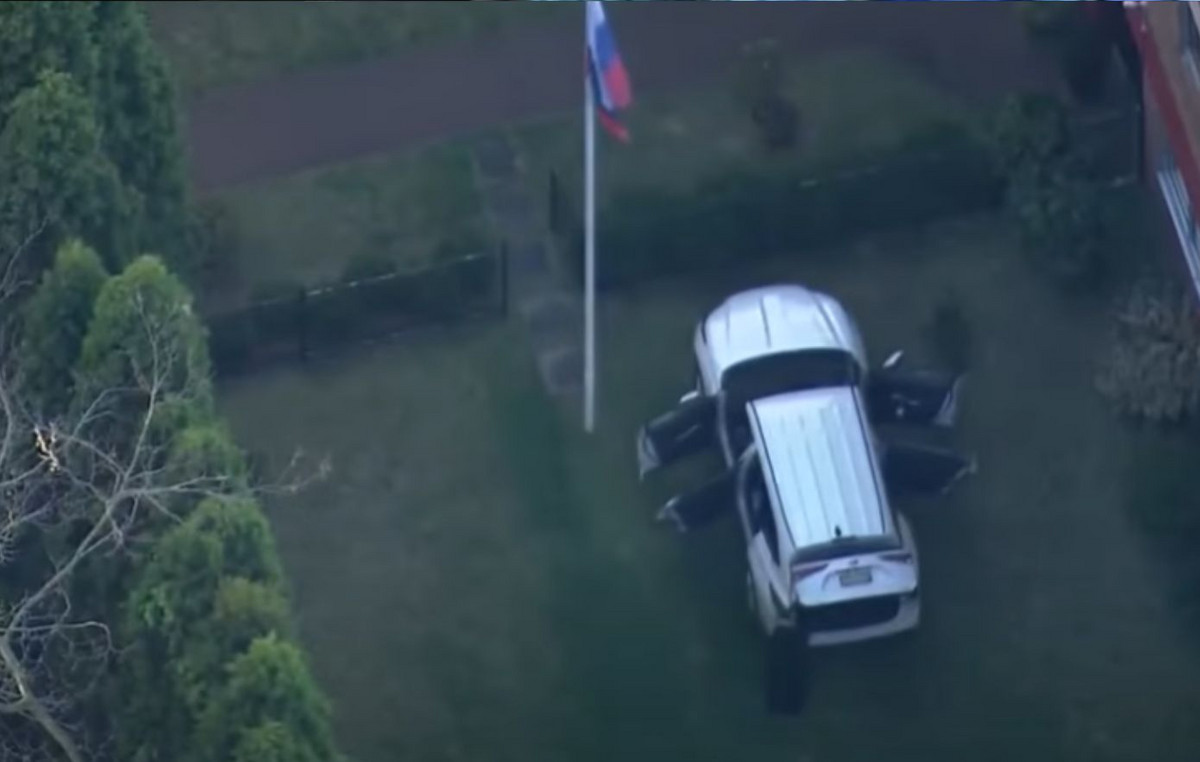 A man arrested by car threw the gate of the Russian consulate in Sydney in Sydney