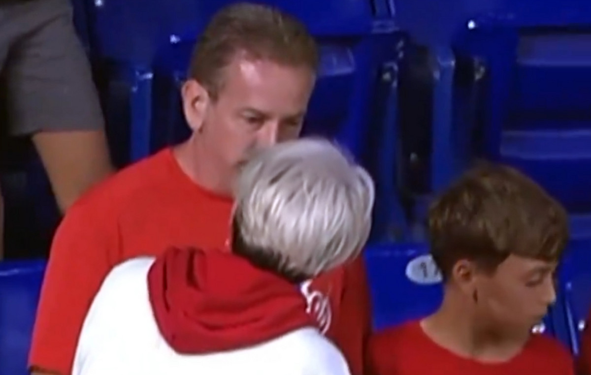 Shame on Match: Woman attacked a father to pick up the baseball ball he gave to his son for his birthday