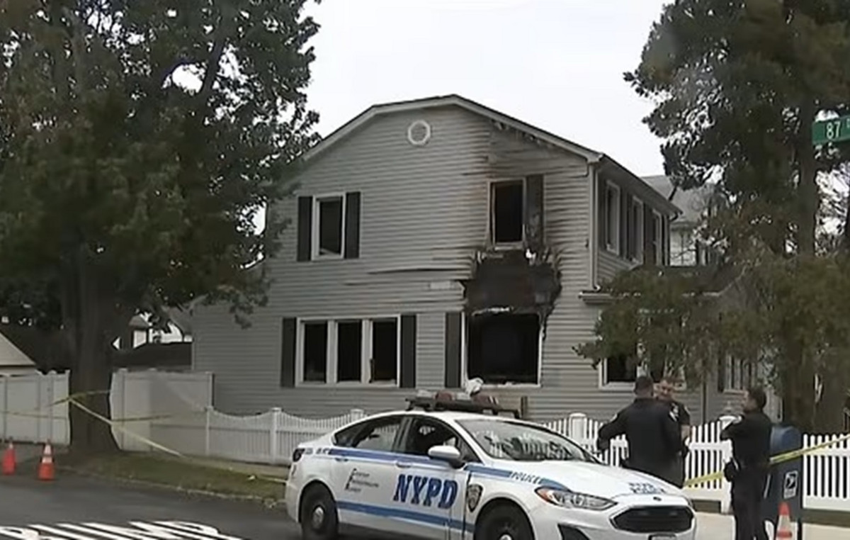 Unknown invaded the elderly house, tied them and set fire to the building