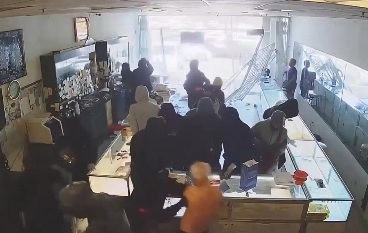Shocking Video: Gang of masked creeks in a jewelry store with ax and heavyweights