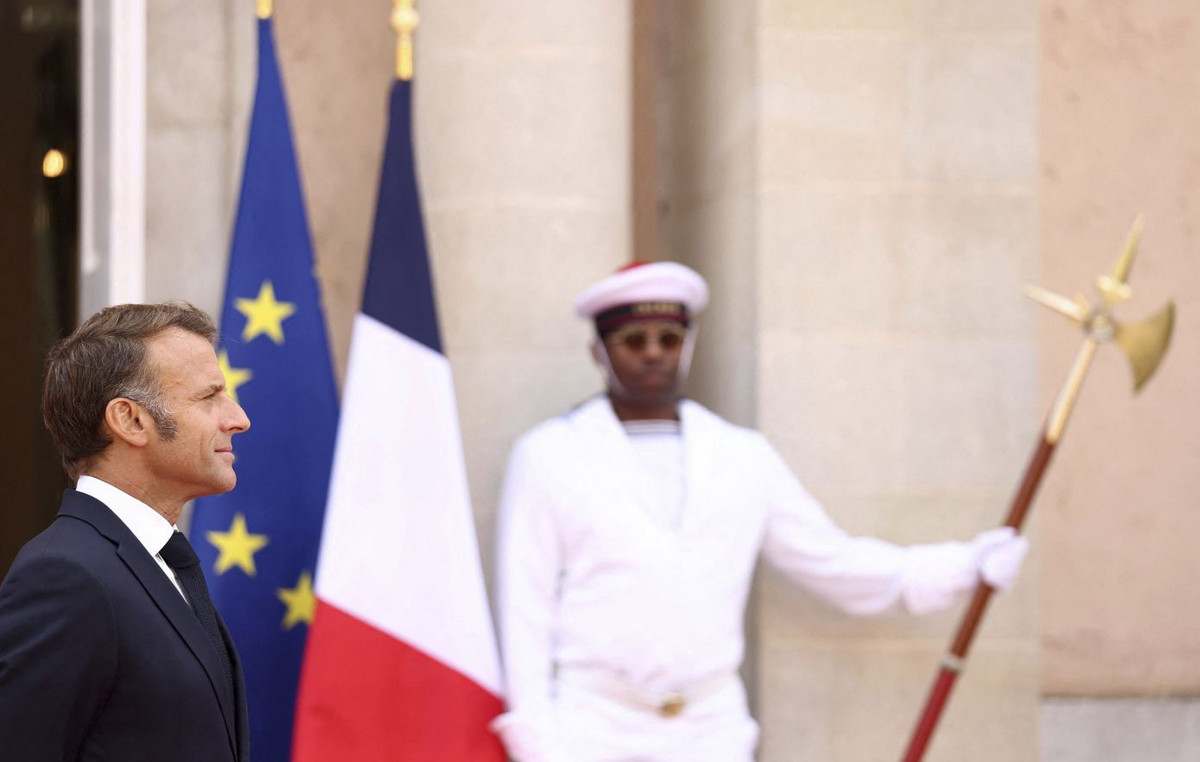 How France sank into such political paralysis: the Macron Presidency in crisis and the movement “let’s block them all”