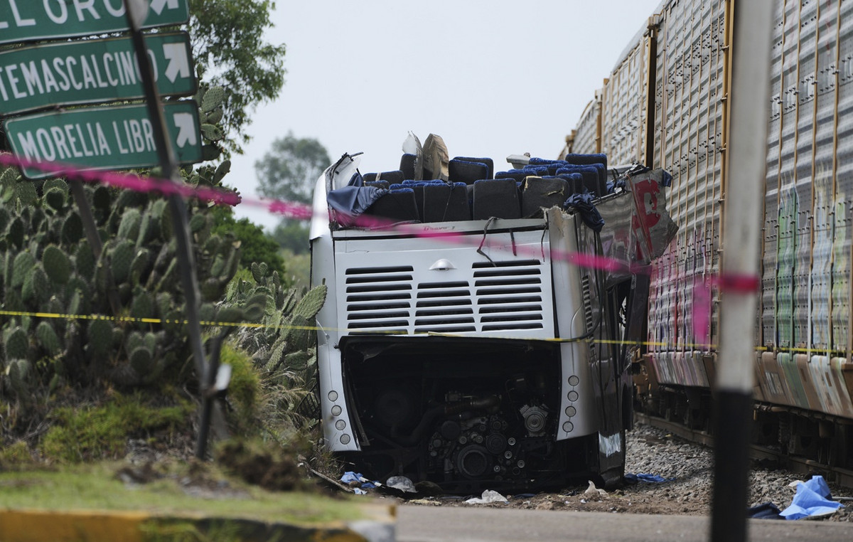 Scary accident in Mexico: Train hit a two -storey bus – at least 10 dead and 61 wounded