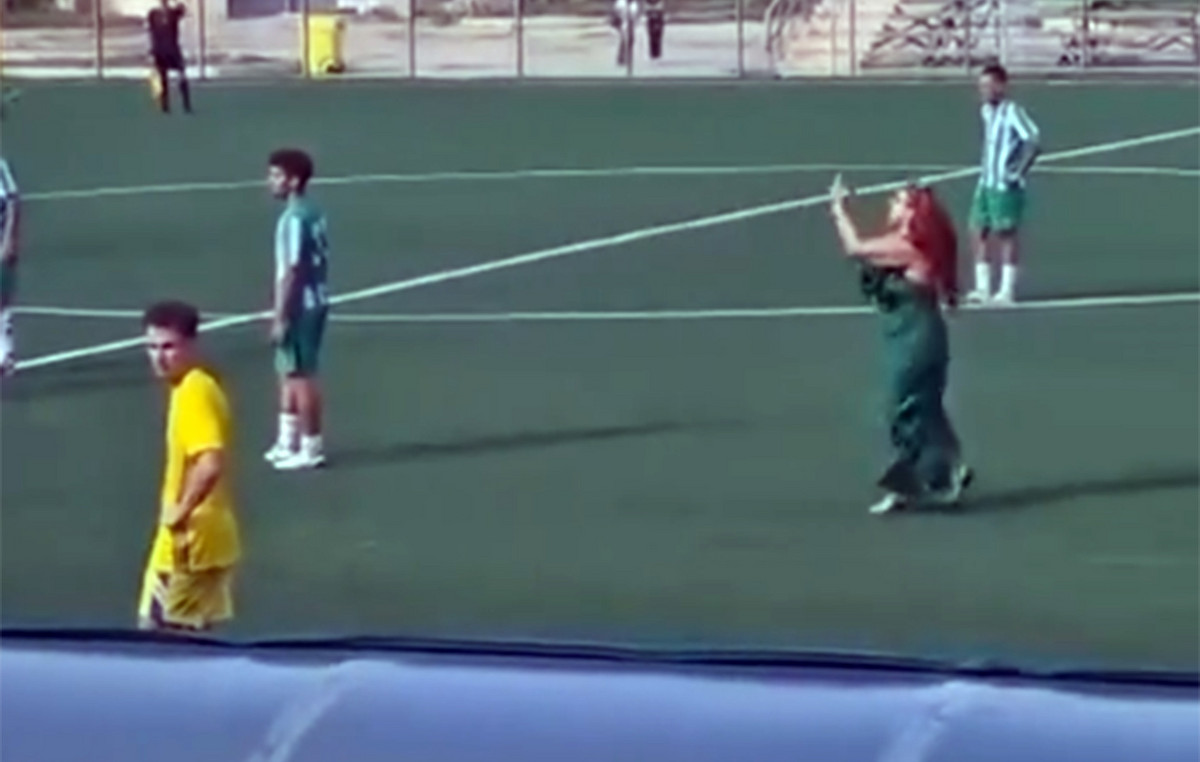 The viral moment when the vice president of Italian team “invades” the stadium and gestures on the referee – Watch video