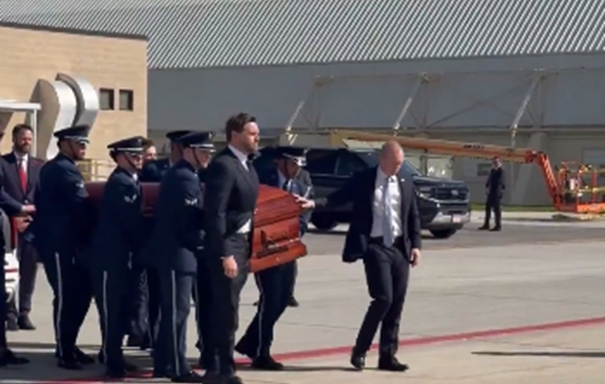 Emotional moment: Jay Di Vance carries Charlie Kerk’s coffin to Air Force Two
