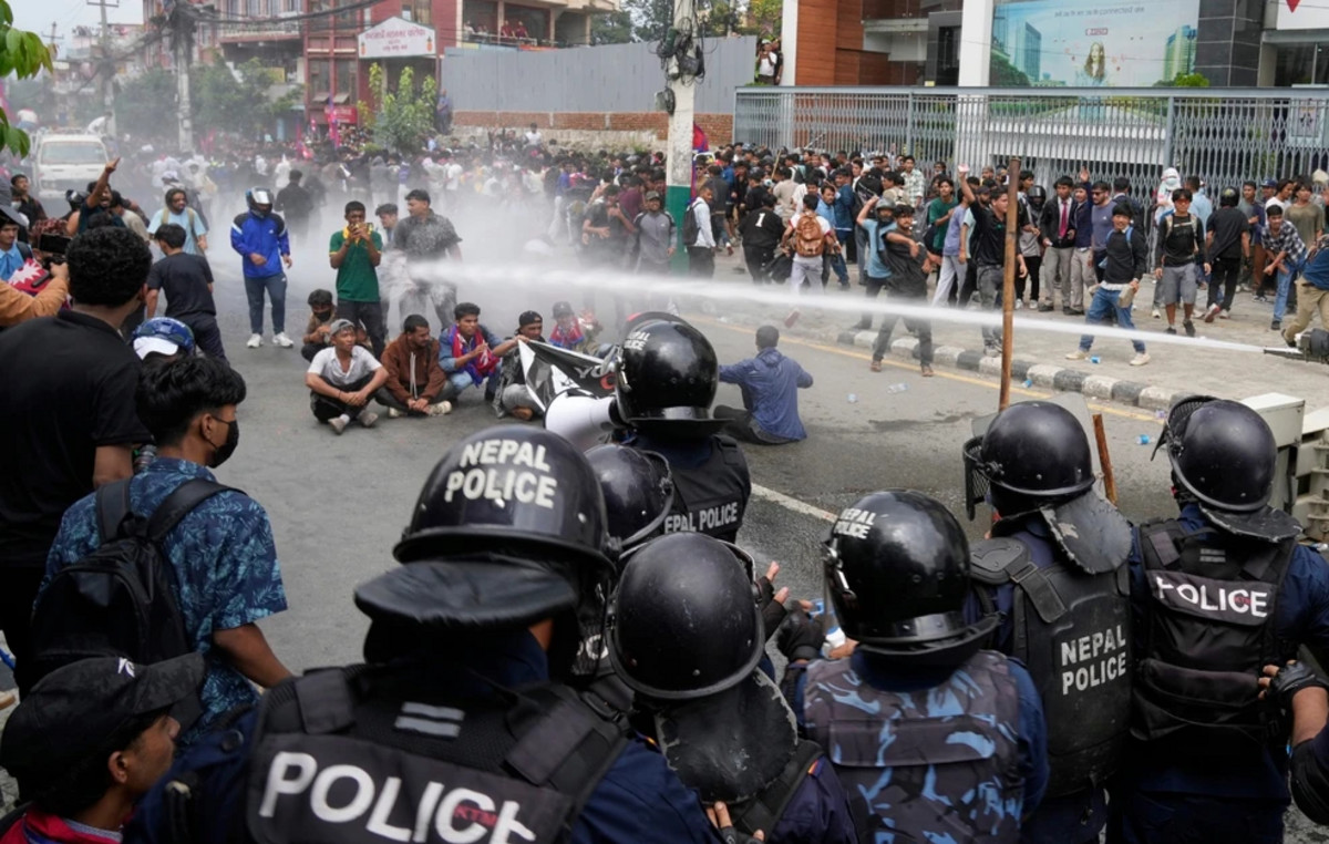 Collapse of government in Nepal after bloody demonstrations