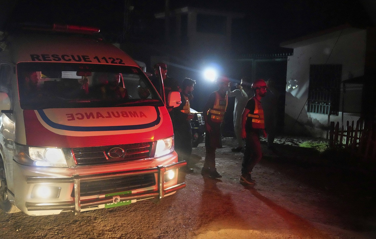 Kamikaze bomb attack in a political rally in Pakistan – 14 dead