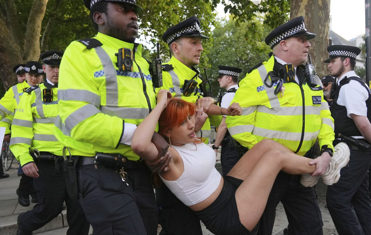 More than 400 arrests in London in Palestine Action support – videos and photos More than 400 arrests in London in Palestine Action support – videos and photos