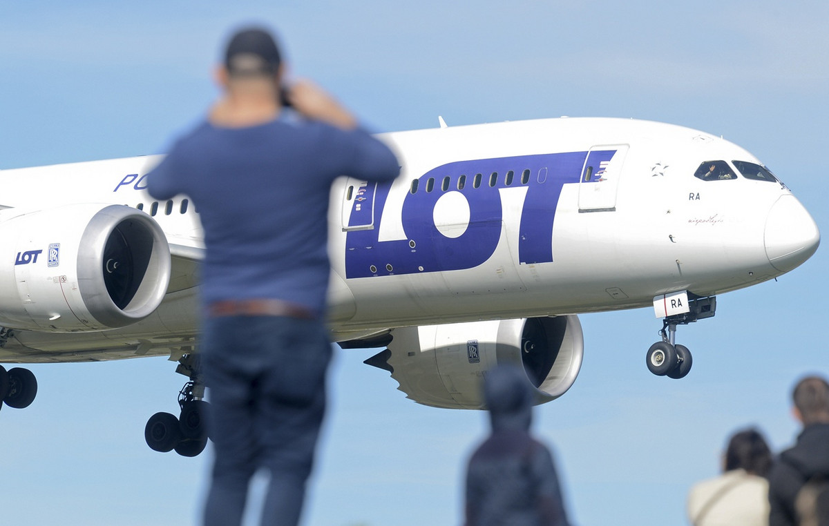 Poland closed its main airports after reports on Russian drones in its airspace Poland closed its main airports after reports on Russian drones in its airspace
