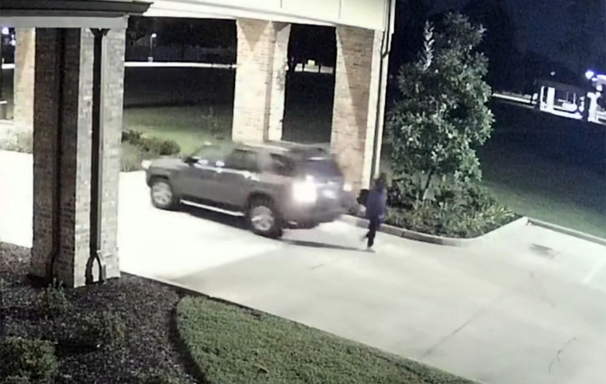 The video betrayed the paranoid woman: she struck her colleague by car, cleared the site and told police that the victim “fell” The video betrayed the paranoid woman: she struck her colleague by car, cleared the site and told police that the victim “fell”