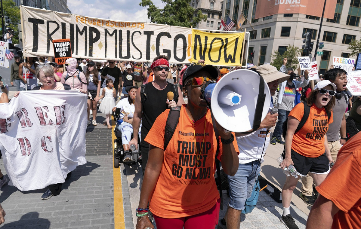 Demonstration in Washington, demanding the withdrawal of the National Guard from the streets of the capital