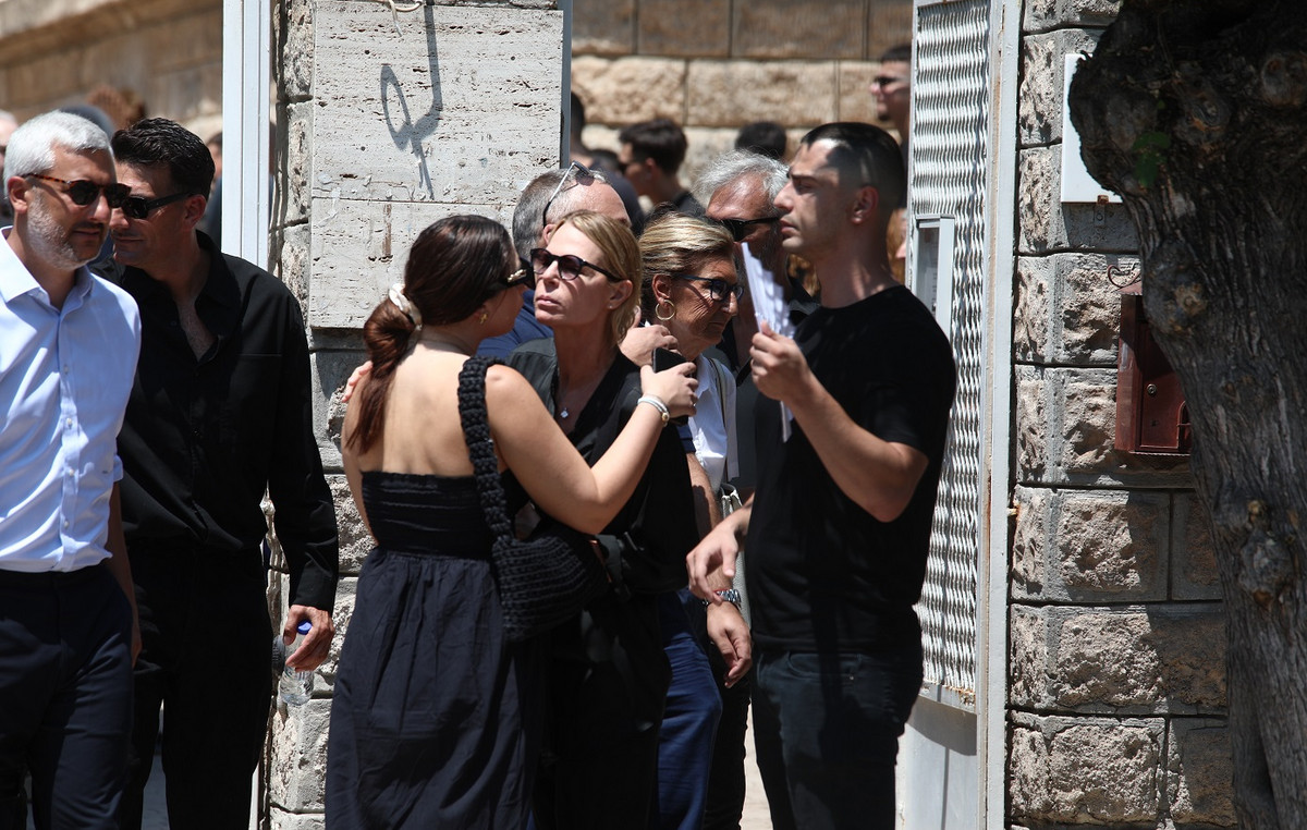 O σπαρακτικός επικήδειος του γιου του Λορέντζο Καριέρε: «Μπαμπά μου, είχες υποσχεθεί ότι θα κακομάθεις τα εγγόνια σου» - Newsbeast