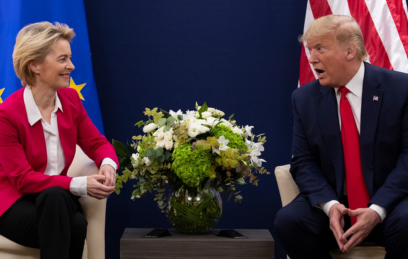 Στα τέσσερα έπεσε η κατά τ’ άλλα λαλίστατη πρόεδρος της Κομισιόν Ούρσουλα Φον Ντερ Λάιεν στη συνάντησή της με τον Ντόναλντ Τραμπ στη Σκωτία.