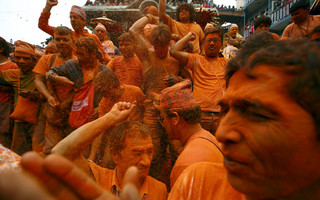 Το Νεπάλ βάφτηκε&#8230; κόκκινο