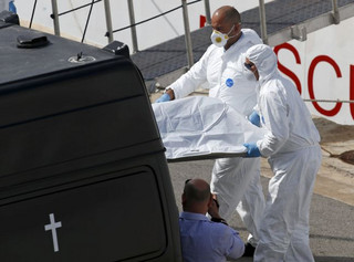 Ιταλία: Τουλάχιστον επτά νεκροί και εννέα αγνοούμενοι από ναυάγιο στα ανοικτά της Λαμπεντούζα