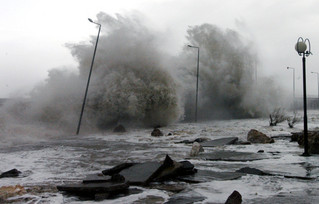 Κύματα θύελλας έξι μέτρων «χτυπούν» την Κύπρο