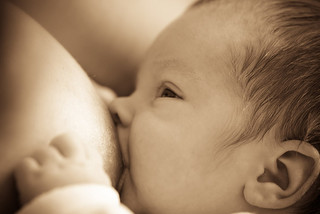 O θηλασμός ενισχύει τη νοημοσύνη των εμβρύων