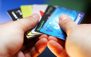«Όχι» του ΙΝΚΑ σε υποχρεωτική χρήση τραπεζικών καρτών