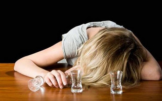 Ακόμη ένα θύμα νοθευμένου αλκοόλ στην Τουρκία