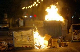 Στις φλόγες κάδοι απορριμάτων στην Αθήνα