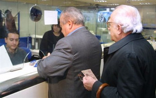 Γλιτώνουν το «ψαλίδι» οι συντάξεις του ΟΓΑ