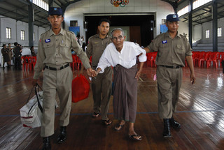 Ελεύθεροι 300 πολιτικοί κρατούμενοι στη Μιανμάρ
