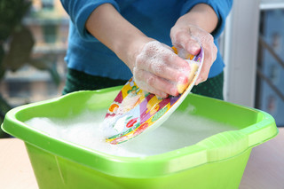 Φτιάξτε υγρό σαπούνι για τα πιάτα